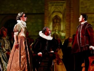 Escena del XII Festival Renacentista de Pinto dedicada a Ana de Mendoza, la Princesa de Éboli, con participantes y público bajo el cielo nocturno del municipio.