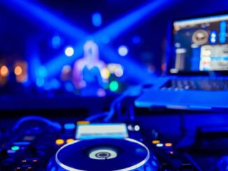 Cartel de la Formación DJ de Pinto con información sobre inscripciones e imágenes de jóvenes en actividades musicales