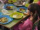 Comedor escolar del CEIP Colegio John Lennon en Fuenlabrada con mesas y sillas para estudiantes