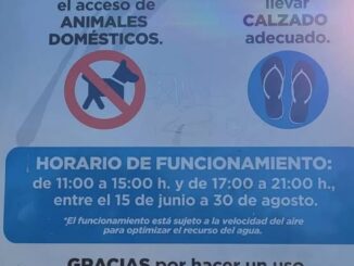 Fuente de los chorros del parque de El Olivar en Sevilla la Nueva con usuarios refrescándose en horario de verano