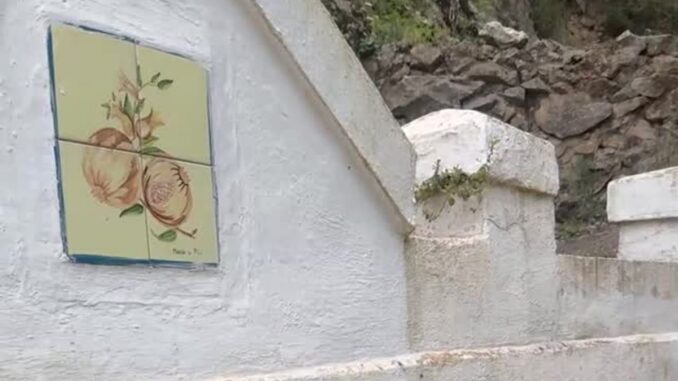 Fuente la Reina: el pueblo de Castellón donde la historia cuelga sobre barrancos Vista panorámica de Fuente la Reina, pueblo de Castellón rodeado de montañas y bosques con sus características calles sobre barrancos