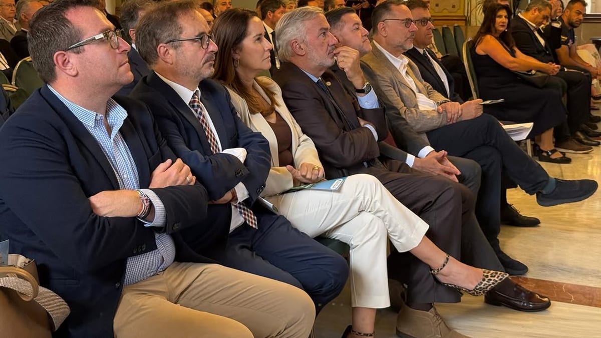 Presidenta del Cabildo de Fuerteventura Lola García y Consejero de Aguas Adargoma Hernández en jornada de Canaragua sobre cambio climático