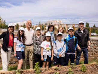 Taller inclusivo de Hortiña da Memoria con participantes de Agadea Alzheimer y estudiantes del Colegio Divino Maestro en el Campo do Gaiás con motivo del Día Mundial del Medio Ambiente
