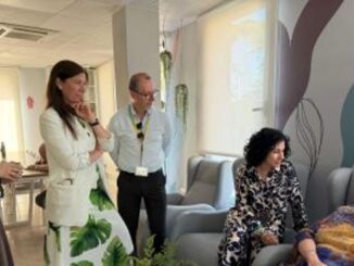 Elena Albalat, consellera de Servicios Sociales de la Generalitat Valenciana, durante su visita al centro especializado Grupo 5 Puerta de Hierro en Madrid