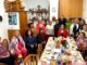 Gómez del Río en visita a la Asociación de Mujeres de Nestares, donde ha reconocido su contribución a la dinamización social y la igualdad en el medio rural cántabro