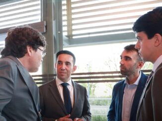 El diputado Gonzalo Domínguez del Gado junto al monoplaza ART-26D del equipo ARUS de Fórmula Student de la Universidad de Sevilla en la presentación de temporada 2025-2026