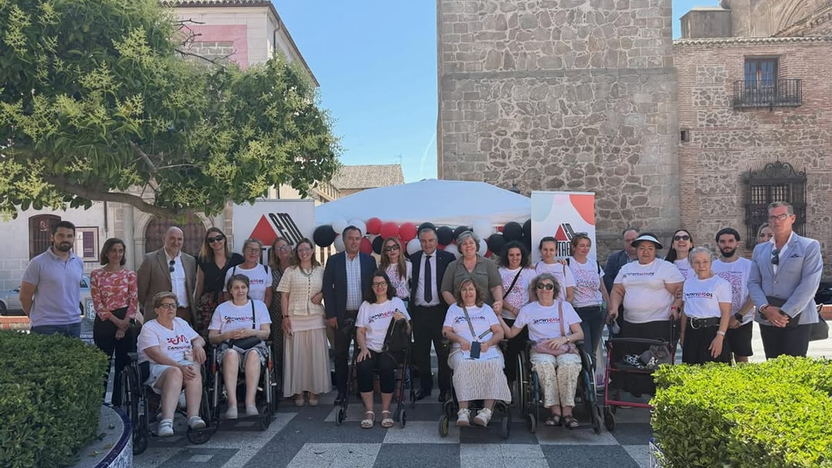 Gregorio, responsable municipal, durante su intervención sobre iniciativas de mejora para personas con Esclerosis Múltiple en Talavera de la Reina