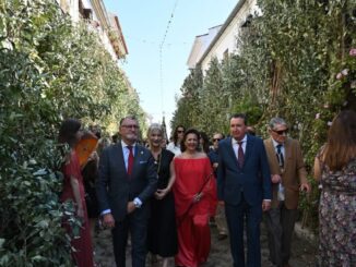Calles de Hinojos decoradas con arcos florales de romero y eucalipto para la celebración del Corpus Christi
