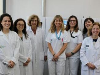 Equipo del Hospital General de València junto al reconocimiento Oro del Ministerio de Sanidad por el proyecto de medicina de precisión en cáncer de ovario