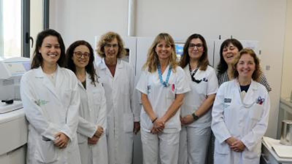 Equipo del Hospital General de València junto al reconocimiento Oro del Ministerio de Sanidad por el proyecto de medicina de precisión en cáncer de ovario