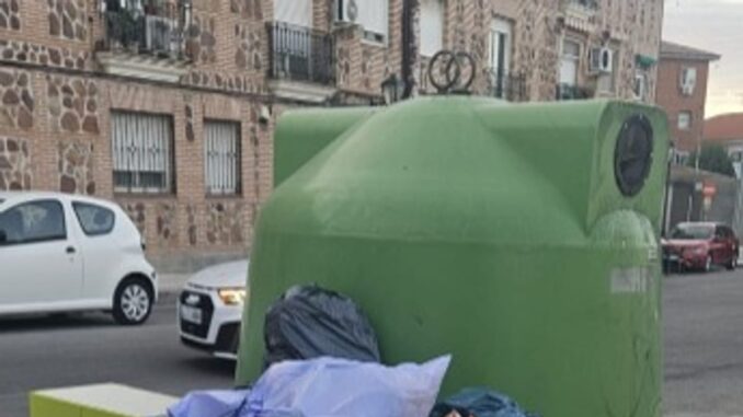 Illescas reorganiza contenedores en Sandro Pertini por seguridad vial Nuevos contenedores de residuos unificados en la calle Sandro Pertini frente a Urgencias del Centro de Especialidades de Illescas
