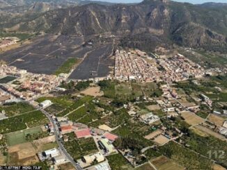 Equipos de emergencia trabajando en la zona del incendio forestal de Los Garres con vehículos y personal especializado en extinción