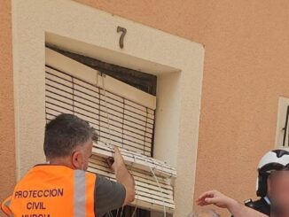 Vista del incendio forestal en Los Garres con humo visible y servicios de emergencia en acción