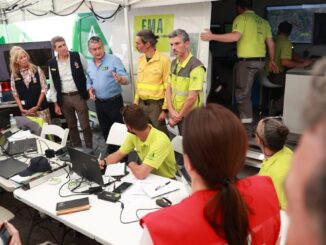 Operaciones de extinción del incendio en Huelva con helicópteros y medios terrestres
