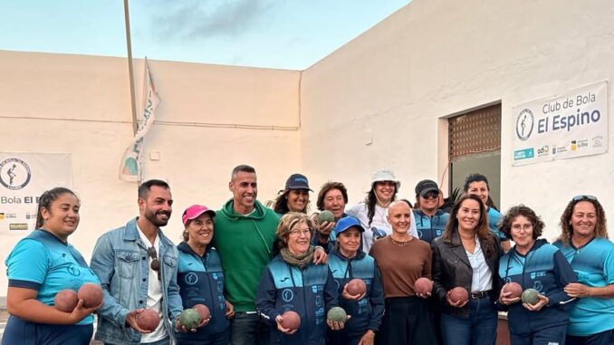 El IV Memorial Mari Carmen Carballo reúne a jugadoras de bola canaria Jugadoras de bola canaria en el IV Memorial Mari Carmen Carballo, Los Lajares