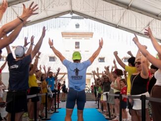 Jimmy Go recibido por el Ayuntamiento de Sevilla la Nueva tras completar 43 maratones consecutivas por el proyecto Romper el Silencio