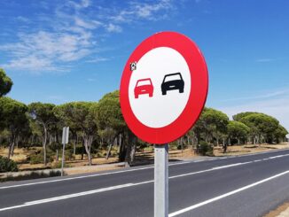 Carretera con señalización vertical y barreras de seguridad renovadas por la Junta de Andalucía