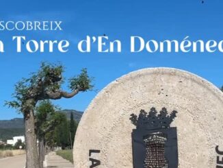 Cadira gegant rosa de La Torre d'en Doménec, punto de referencia turística del municipio