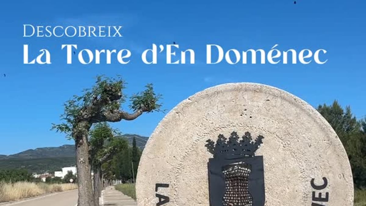 Cadira gegant rosa de La Torre d'en Doménec, punto de referencia turística del municipio