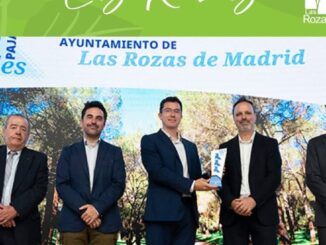 Cartel de las Tres Pajaritas Azules, premio otorgado a Las Rozas por ASPAPEL y REPACAR por su excelencia en reciclaje de papel y cartón