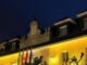 Fachada del Ayuntamiento de Majadahonda iluminada de color amarillo en bienvenida al Papa León XIV