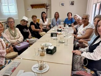 La alcaldesa de Majadahonda, Lola Moreno, durante la visita al taller de alimentación saludable y compra inteligente para usuarios de Teleasistencia Avanzada