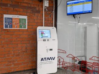 Máquina autoservicio de tarjetas de transporte personalizadas instalada en la estación de Colón de Metrovalencia