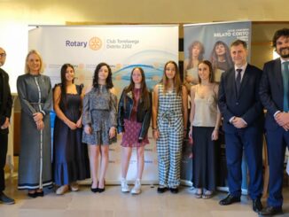 Consejero de Cultura durante la Gala Literaria Gabino Teira con ganadores de premios literarios en Cantabria
