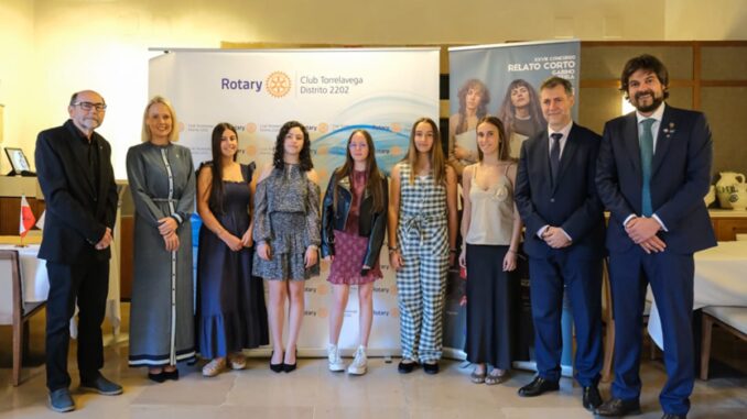 Martínez Abad destaca la importancia de escribir para formar jóvenes críticos Consejero de Cultura durante la Gala Literaria Gabino Teira con ganadores de premios literarios en Cantabria