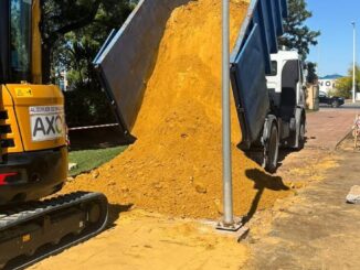 Actuaciones de mejora en el Parque Francisco Jiménez con trabajos de reparación de caminos y extensión de albero compactado