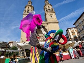 Mercado renacentista en el Casco Antiguo con puestos, visitantes y ambiente festivo de la época