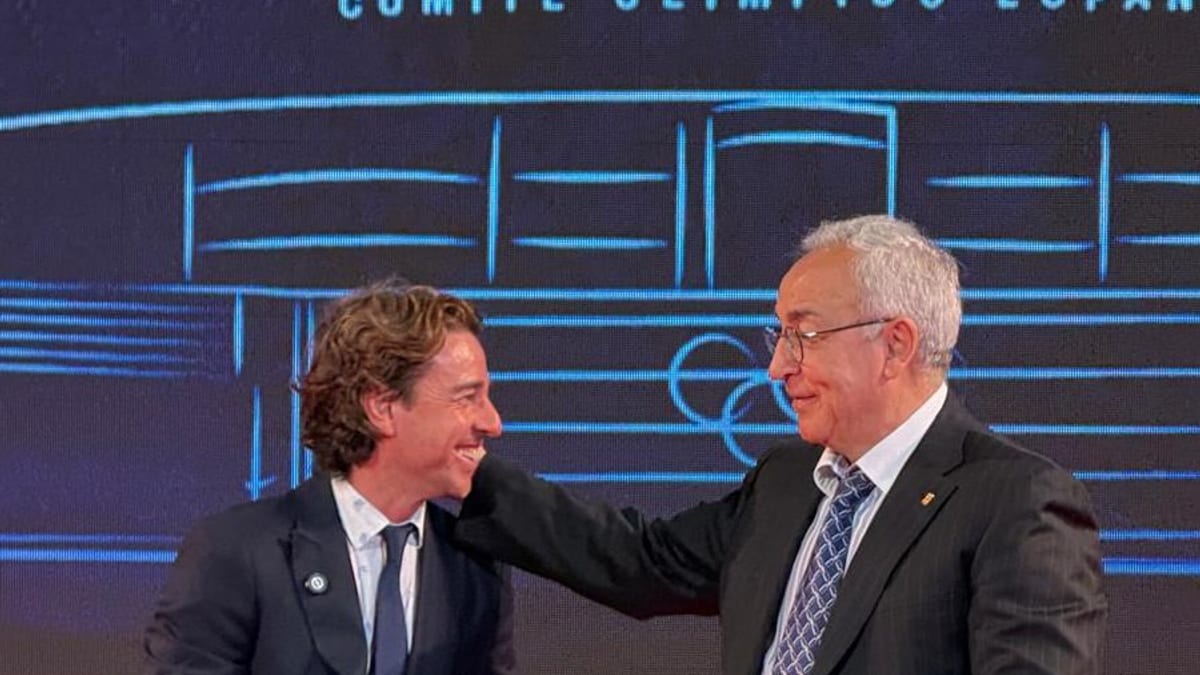 Placa Olímpica del Comité Olímpico Español entregada a la Región de Murcia