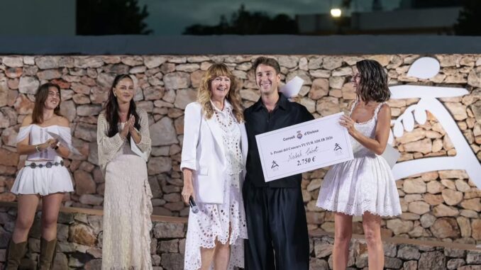 Nadal Cabot gana Futur Adlib 2026 con su colección RECONSTRUIR(se) Nadal Cabot Rodríguez con la colección ganadora RECONSTRUIR(se) de Futur Adlib 2026 en Santa Gertrudis, Eivissa
