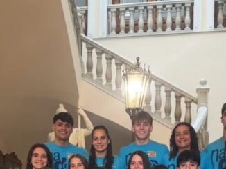 Maica Hurtado, concejala de Deportes de Castellón, junto al equipo del Nados Club de Natación en acto de reconocimiento por su tercer título consecutivo en la Copa Autonómica