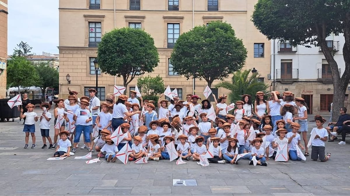 Niños de las ludotecas municipales de Logroño en el espectáculo Logroño por bandera de la Plaza de San Bartolomé