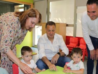 Entrada de una Escuela Infantil Municipal de Albacete con niños y familias accediendo al centro educativo