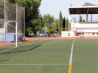 Vista del antiguo césped del campo de fútbol del estadio de atletismo de Rivas antes de las obras de renovación