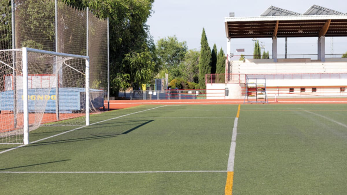 Vista del antiguo césped del campo de fútbol del estadio de atletismo de Rivas antes de las obras de renovación
