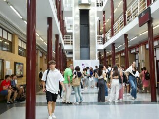 Estudiantes realizando la prueba de acceso a la universidad PAU 2026 en una sede de examen en Almeria