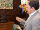 Francesc Pérez Llorca, conseller de Cultura, recibe el pomell del Corpus de la Asociación Amics del Corpus
