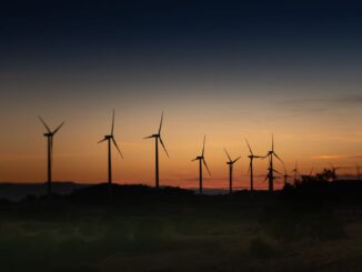 Pérez Llorca anuncia simplificación de trámites administrativos para energía renovable en Valencia