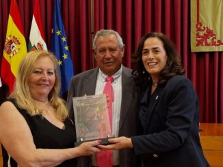 Pirotecnia Tomás recibe el galardón ganador del XVII Concurso Internacional de Espectáculos Pirotécnicos de la mano de Laura Rivas, concejala de Festejos