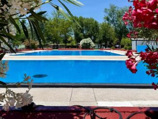 Piscina municipal de Pinto con vasos renovados y zona de merendero para el verano