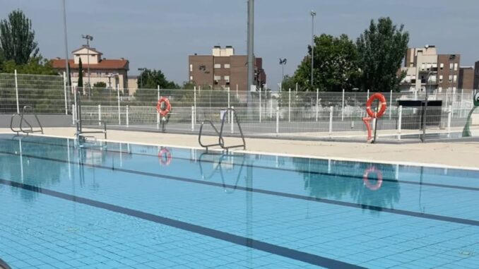 Cartel de apertura de piscinas municipales de Arganda del Rey para la temporada de verano