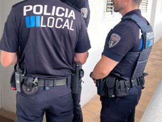 Agentes de la Policía Local de Eivissa realizando inspecciones de pisos turísticos ilegales