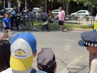 Agentes de la Policía Local de Pinto junto a menores en el XI Encuentro de Infancia organizado por la Hermandad de Jesús Nazareno