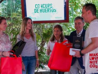 Hortelanos de Pozuelo mostrando el resultado de su trabajo en el Concurso de Huertos municipal