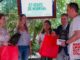 Hortelanos de Pozuelo mostrando el resultado de su trabajo en el Concurso de Huertos municipal