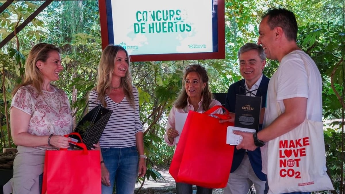Hortelanos de Pozuelo mostrando el resultado de su trabajo en el Concurso de Huertos municipal