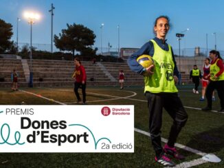 Cartel de la segunda edición de los Premios Mujeres en el Deporte de la Diputación de Barcelona con imagen de una deportista en acción